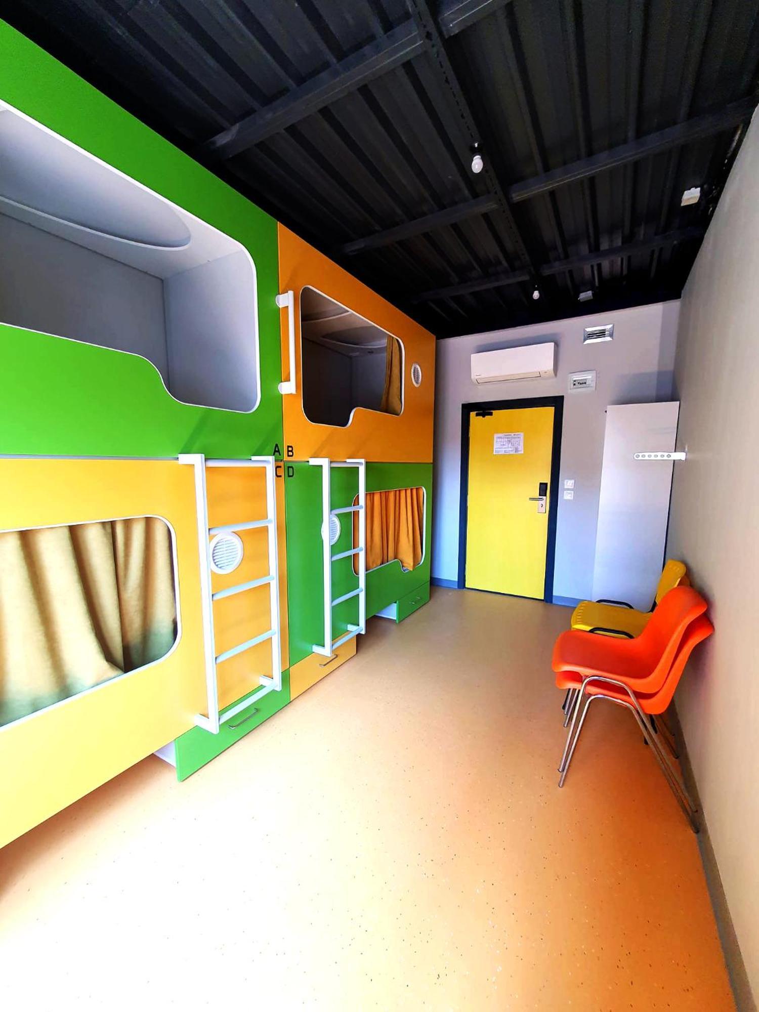 Green Cube Capsule Hostel Sofia Bagian luar foto