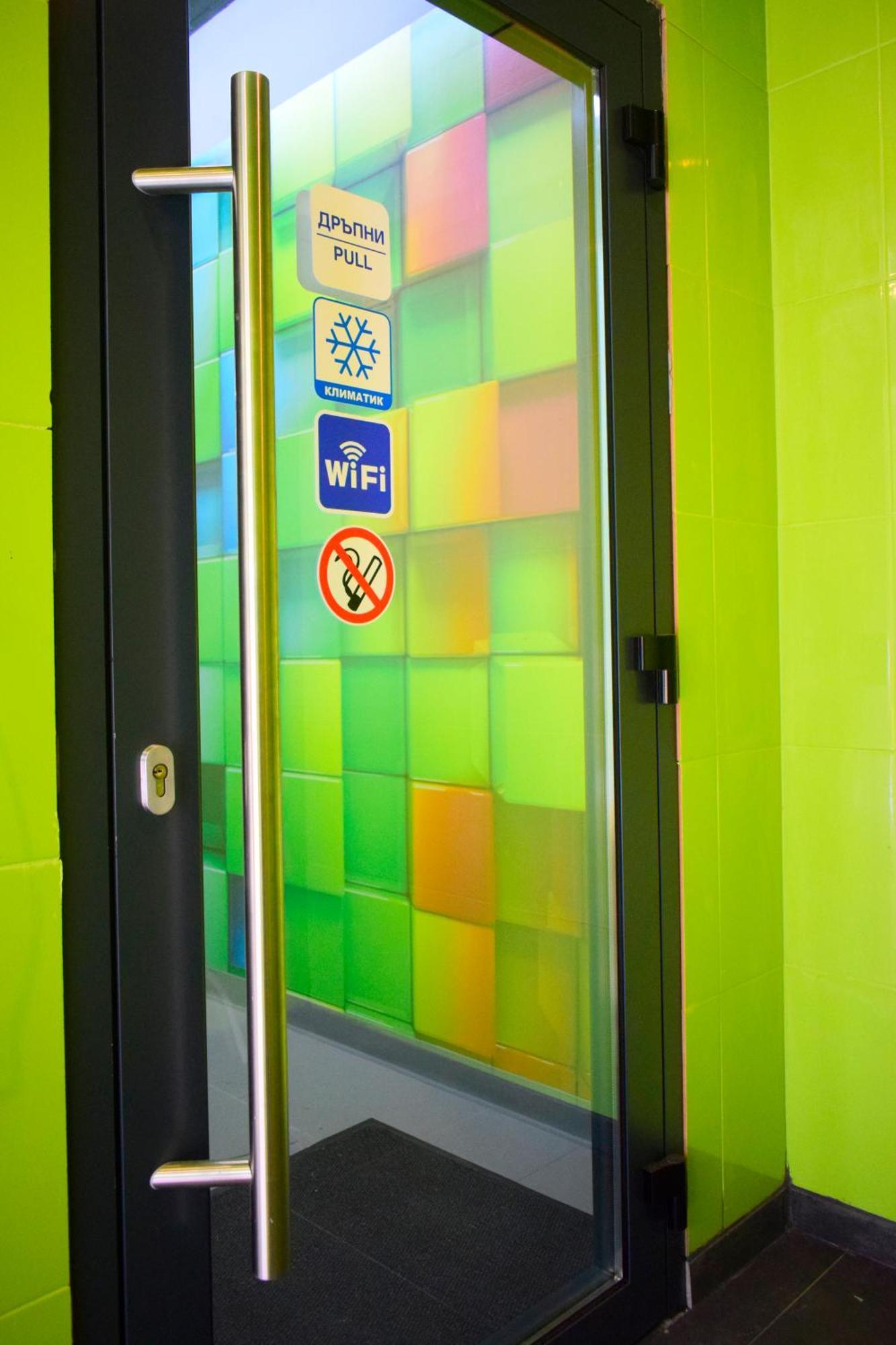 Green Cube Capsule Hostel Sofia Bagian luar foto